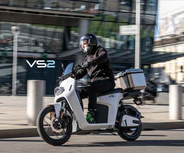 delivery rider using a super soco VMoto VS2